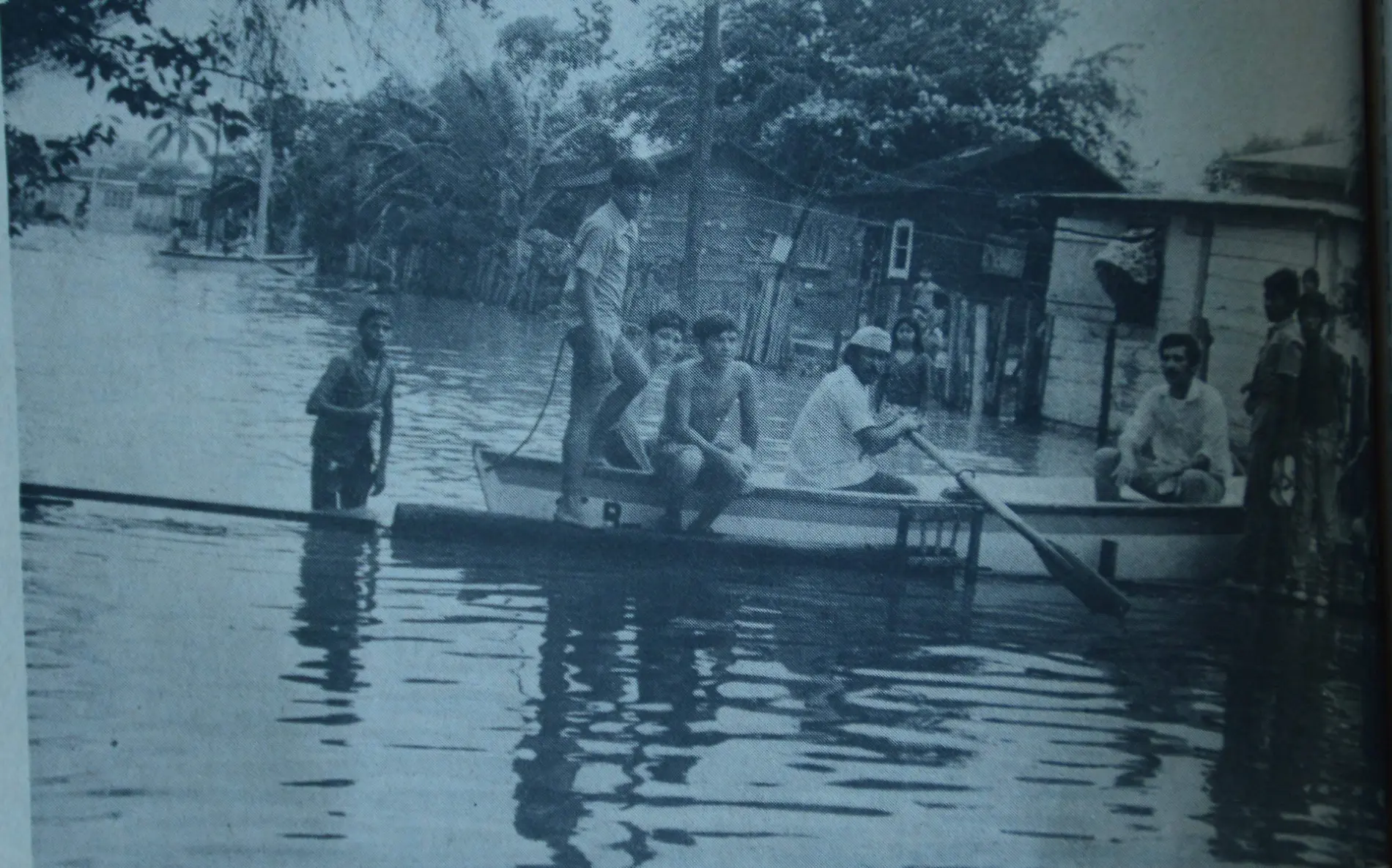 En lanchas salieron habitantes de la colonia Tamaulipas durante las inundaciones de 1972